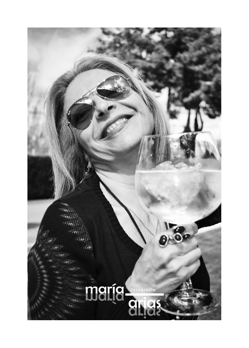 fotografía foto mujer bebida gintonic copa sonrisa felicidad sexy alegría celebración brindar brindis