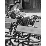 fotografía foto rumanía timisoara gente chicos jóvenes bancos parque sombrero pareja