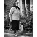 fotografía foto rumanía timisoara mujer anciana vieja abuela compra bolsa pañuelo recados calle gente paisanaje